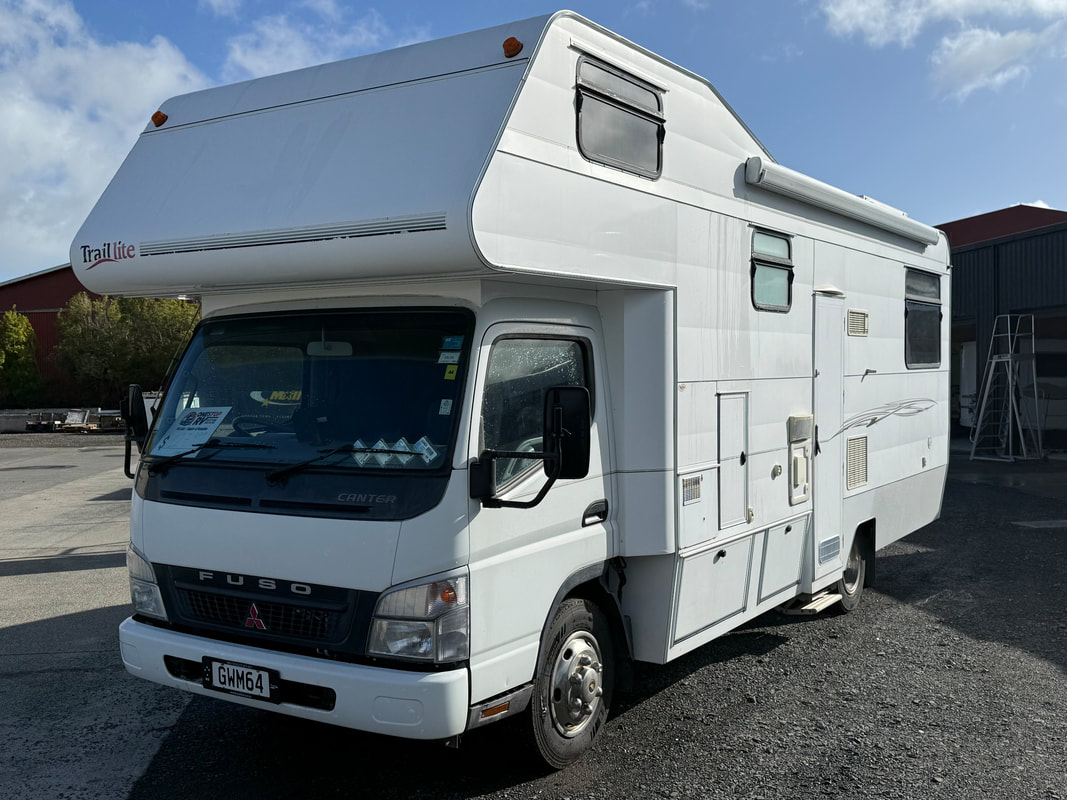 2008 Traillite Mitsubishi Fuso Canter motorhome photo 1