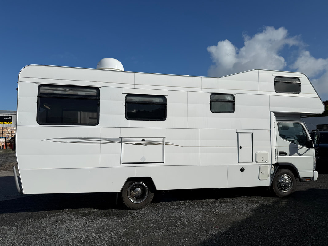 2008 Traillite Mitsubishi Fuso Canter motorhome photo 3