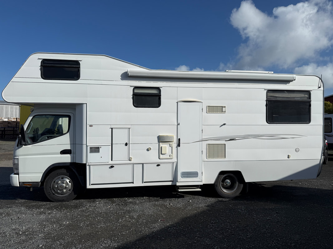 2008 Traillite Mitsubishi Fuso Canter motorhome photo 4