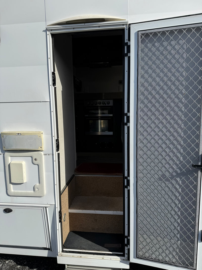 2008 Traillite Mitsubishi Fuso Canter motorhome photo 8